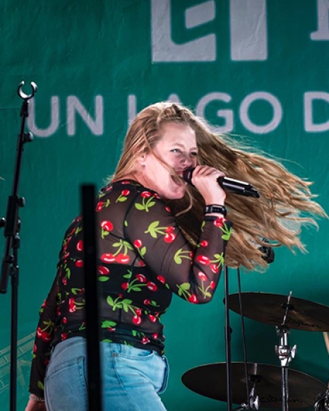 Kirsten Kirk singing on stage.