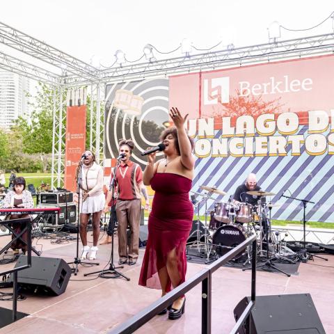Kayla Resnisky at Un Lago de Conciertos