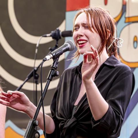 Angelina Cara Dolan performing at Un Lago de Conciertos