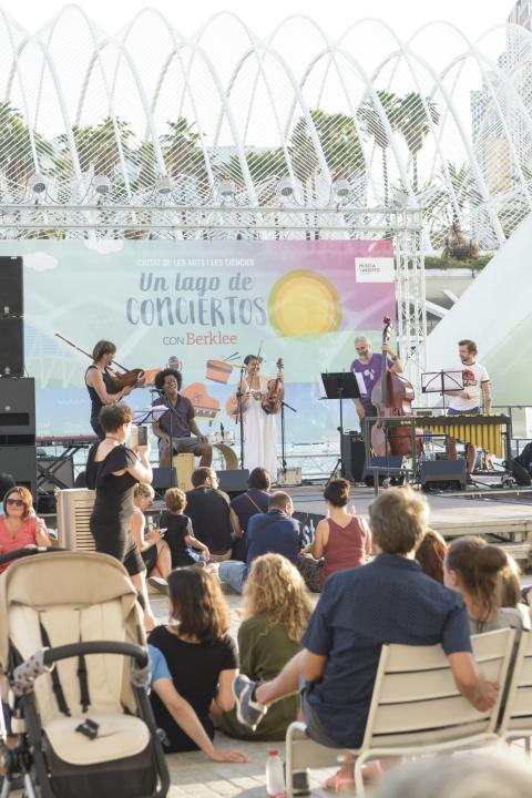 Students performing at Un Lago de Conciertos