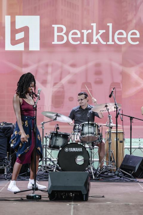 Students performing at Un Lago de Conciertos