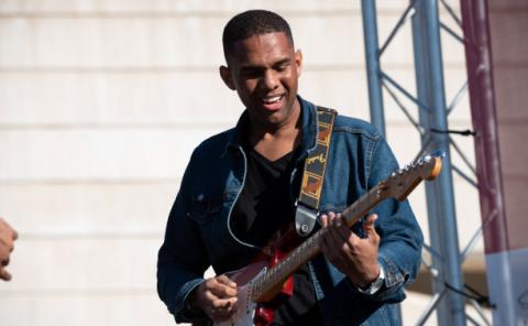 Guitar student playing in MUSAICO festival.