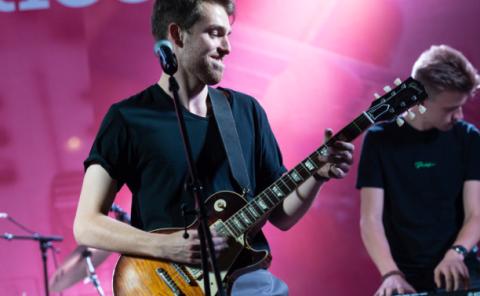 Guitar student performing on Un Lago de Conciertos concert series.