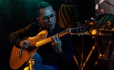 Guitar student playing at Sinestesia concert Series.