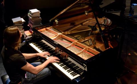 Piano student performing at Jazz y Cuentos