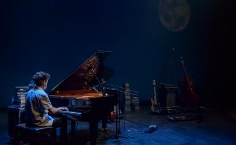 Piano student performing at Jazz y Cuentos night in Valencia.