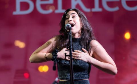 Voice student singing at Un Lago de Conciertos concert series.