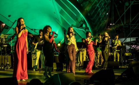 Voice students performing with an ensemble at “La Nit de Berklee”, the farewell concert representing the culmination of a year of work, learning, and achievements.