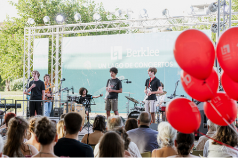 Students performing at Un Lago de Conciertos