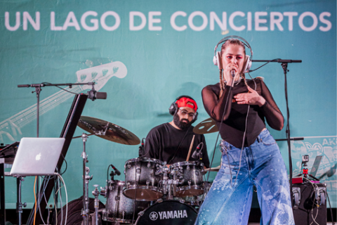 Student performing in Un Lago de Conciertos concert series