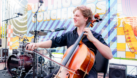 Undergraduate student performs at Un Lago de Conciertos