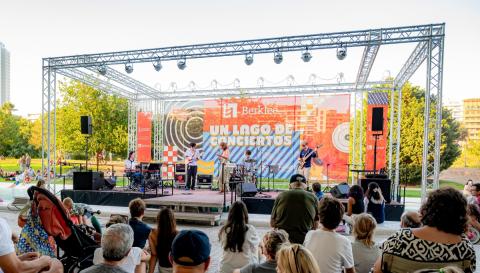 Students perform at Un Lago de Conciertos