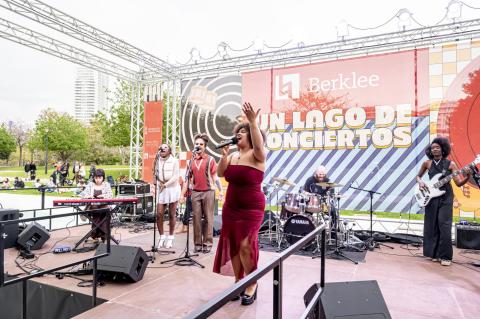 Kayla Resnisky at Un Lago de Conciertos